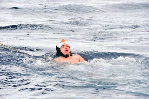 O Jeff ainda teve forças de nadar um pouco nas águas geladas de Brown Bluff, na Antártida (foto de Vladimir Seliverstov)